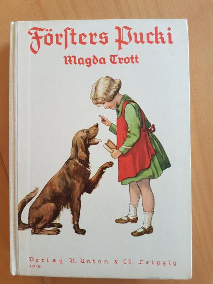 TBreitschneider's tweet photo. #Pucki Meine Mutter las es, ich las es, heute steht es auf dem Index der verbotenen Bücher, weil Feministinnen sich darüber echauffieren.
Heute in einem Antiquariat in #Meißen gesehen und erworben.
Denke gern an die schönen Abenteuer von Försters Tochter Pucki zurück🤗 https://t.co/hQPNcQyXUa