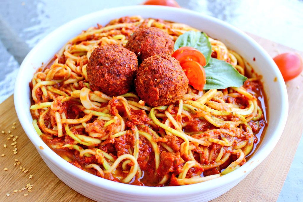 gastrosv's tweet photo. Fideos de zuccini (puede usar cualquier cucurbitae) y albóndigas.
#ketodiet #verdurasyfrutas #foodsv #food #Delicioso https://t.co/lQMrCxPv1v