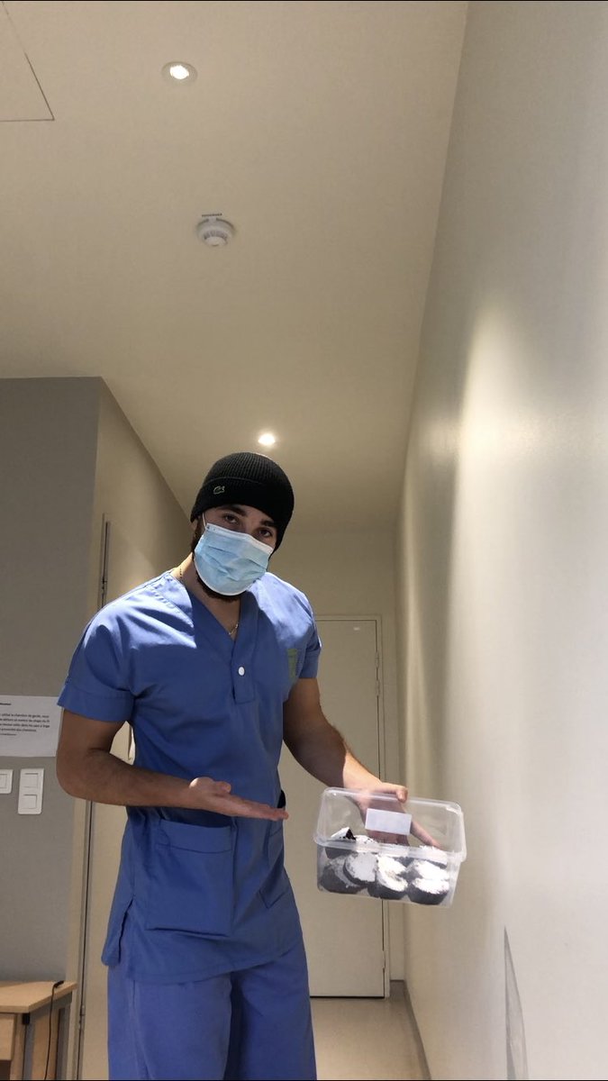 Uniquemasri's tweet photo. Du coup vous me conseillez quel pose pour donnez mes mini fondant chocolat à mon chef ce soir ? https://t.co/geFW2WdmJ7