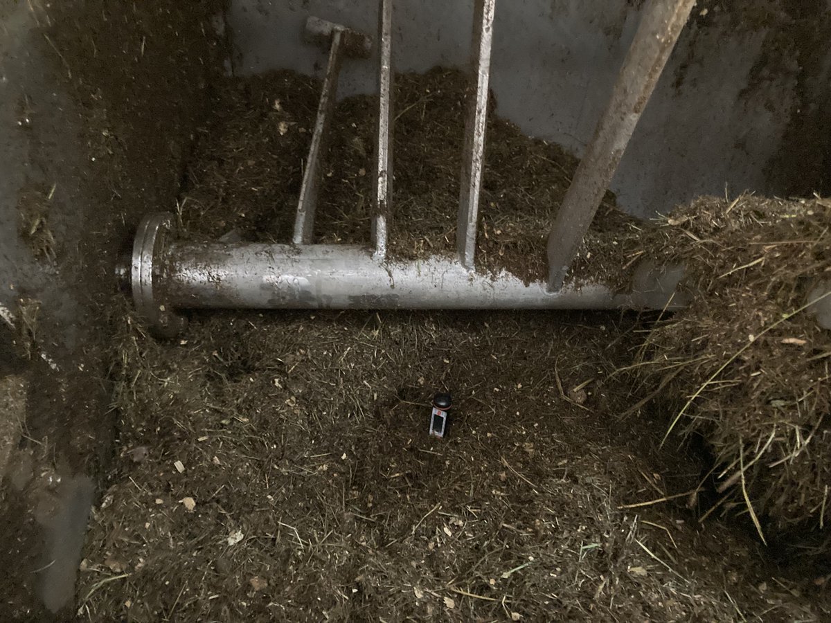 eoguzkoroglu's tweet photo. KSÜ Çevre Sorunları Uygulama ve Araştırma Merkezi olarak hayvan gübresinden, kampüste oluşan çim, yaprak ve organik atıklardan kompost üretimine başladık. İlk kompostumuzu elde ettik. Sırada komposttan organomineral gübre elde edip, peletleyerek kampüs genelinde kullanmak var. https://t.co/ntrEHuAa80