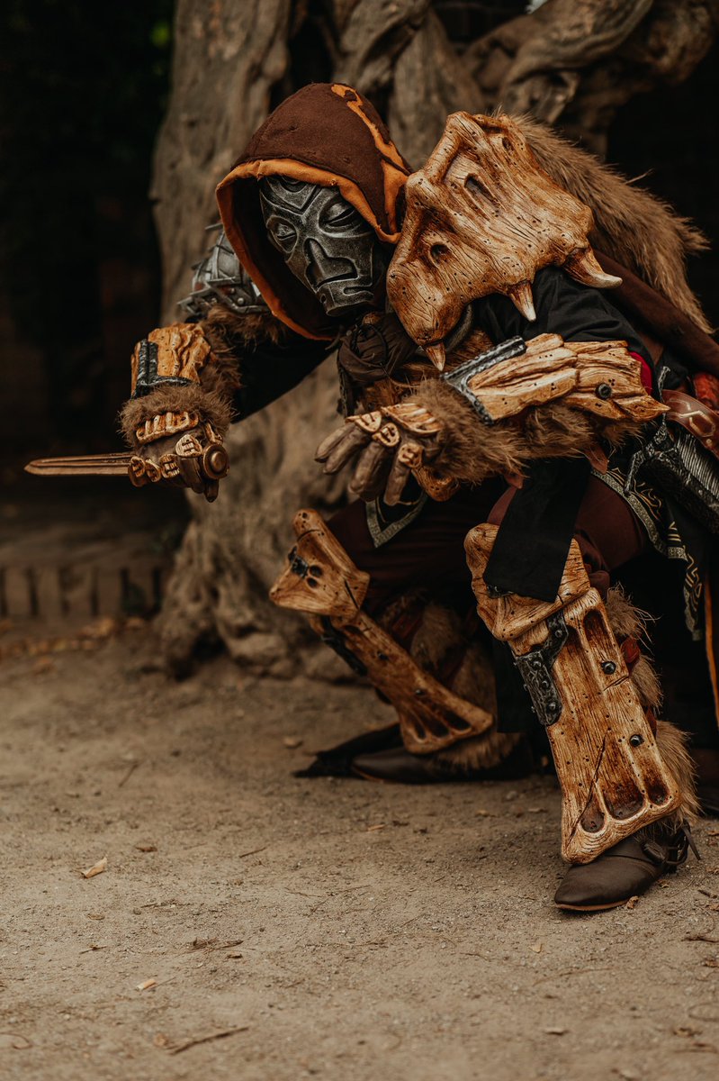 CaptainKaempfer's tweet photo. » I hope nobody sees me here… «

Picture by @Eosandy 
Event organized by @bethesda_de 

#skyrim #theelderscrolls #elderscrollscosplay #dragonborn #dragonbone #dragonpriest https://t.co/83Qlltl2tD