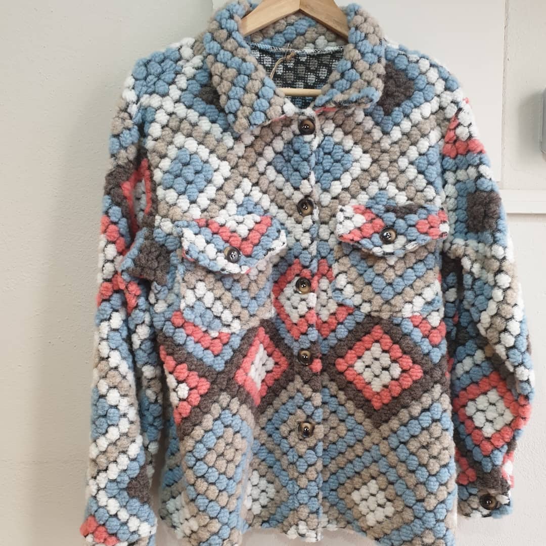 pilart16's tweet photo. Nuevas chaquetas qué acabamos de recibir 🍂🤎no puede ser más bonita🤎🍂#chaqueta #chaquetagordita #chaquetabonita #outfittoday #outfitcasual #nuevacoleccion #modacomfy #modacasual #totallook #Viladecans #baixllobregat #comerçdepoble #comerçdeproximitat #comerciolocal https://t.co/fduS2OqgYc