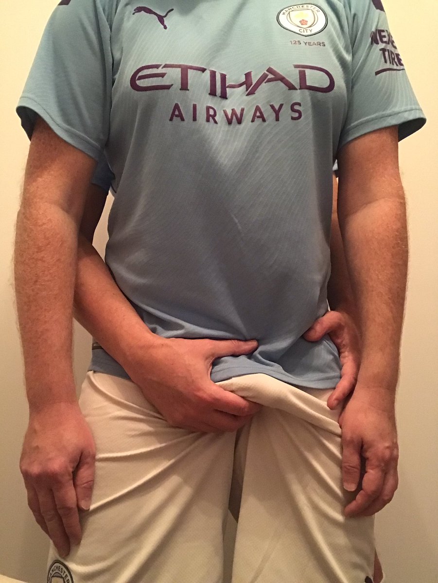 BlokeReading's tweet photo. Cock grab in Man City kit. #cockgrab #footykitfun #kitlads https://t.co/2YvY8pYXmN
