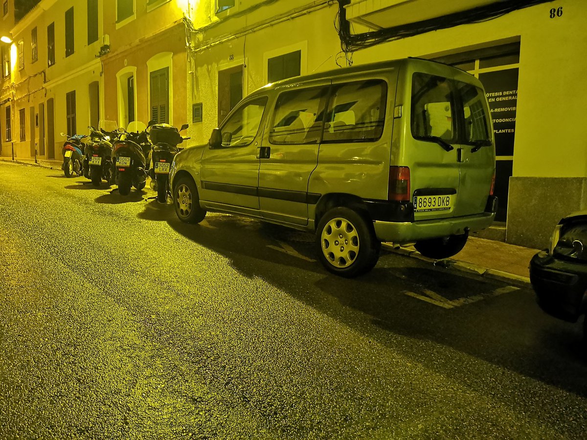 an_nags's tweet photo. Treball lamentable de la policia local que es dedica a mentir a la ciutadania. Ahir un cotxe estava estacionat en 3 aparcaments de moto (com es veu a la foto), els policies deien que estava ben estacionat, i ha quedat clar que ni ho van comprovar. @AjuntamentMao @esdiarimenorca https://t.co/sdMTZbsn35