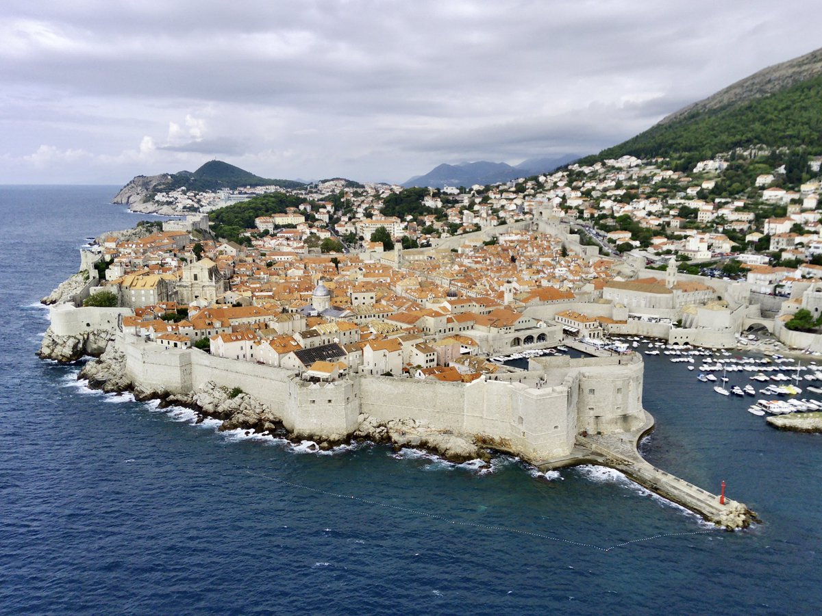 Dubrovnik #dubrovnik #croatia #hrvatska 🇭🇷 #balkans #europe #europa #turisme #turismo #viajar #tourist #tourism #travel #trip #туризм #путешествия #дубровник #хорватия #крепость #walls #fortress #muralla #unescoworldheritage #unescoheritage #дрон #drone #dron #dronephotography