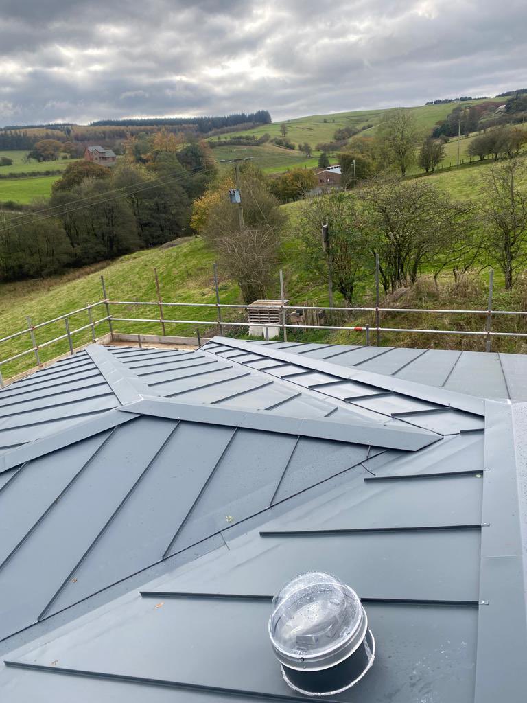 QMServicesLimi1's tweet photo. Greencoat PLX coated steel project completed in the middle of nowhere #roofing #nothingformiles https://t.co/IZorRXUPHv