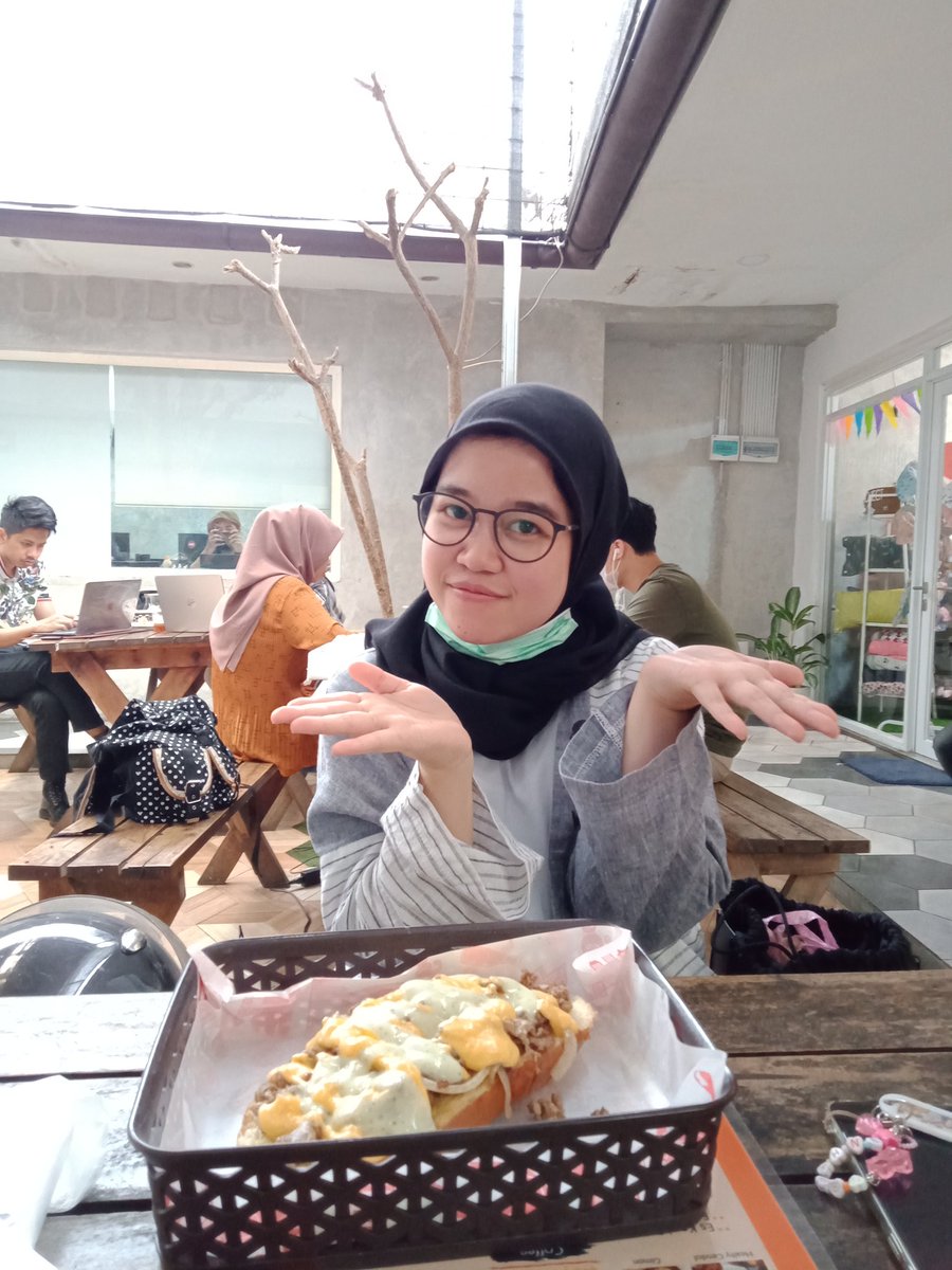 thariqfrnda's tweet photo. Manager                       Manager
Announcer                   Announcer
RadioMu 2019          RadioMU 2020
                           🤝
                     Belom lulus https://t.co/4HPHArCh2H