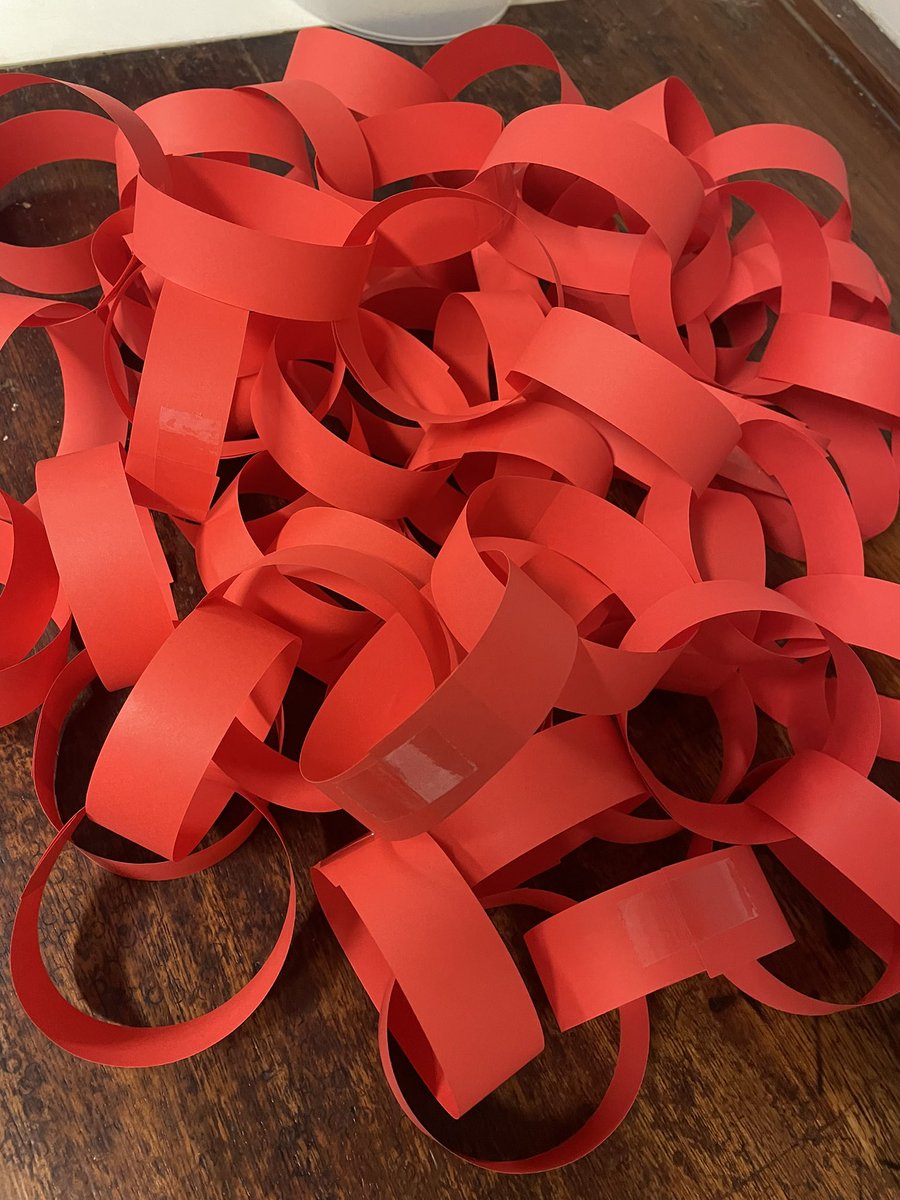 WeirdEm's tweet photo. 🎶 It’s beginning to look a lot like…crude oil🎶 hydrocarbon paper chains made this morning for @MissShahChem https://t.co/vKxiuh9Zqx