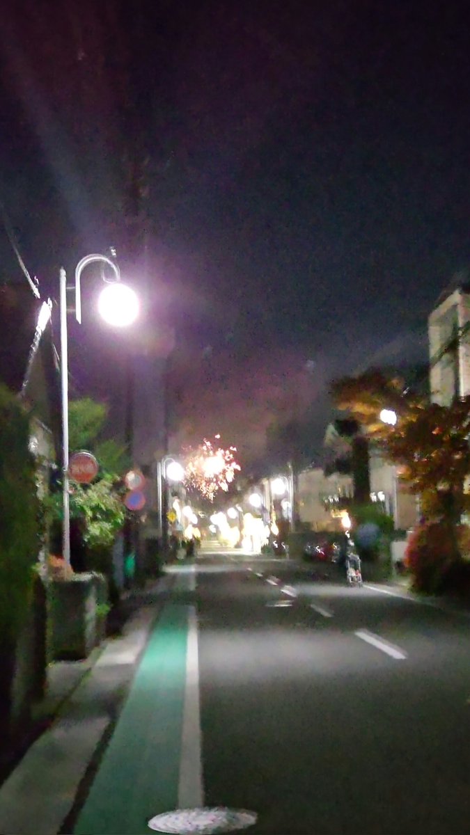 ota0412's tweet photo. 先ほど１７時半頃、軽井沢駅の南側 かなり低い打ち上げ花火がありました。
駅前通りから、一本入った道から撮りました。 https://t.co/4sYKZKiTA8