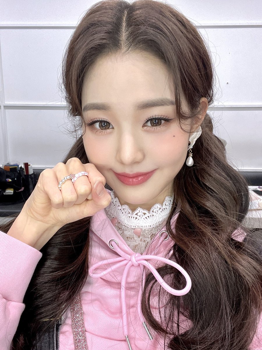 STARSHIPent's tweet photo. 📸
211105 #KBS #뮤직뱅크 완료 💕

금요일 저녁 피로 회복에는
비타민 C? 땡땡! ❌🛎
짱 귀여운 체리토끼 은행장 장원영씨 🍒

#IVE #아이브 
#WONYOUNG #원영 https://t.co/5Vt8ttwbBw