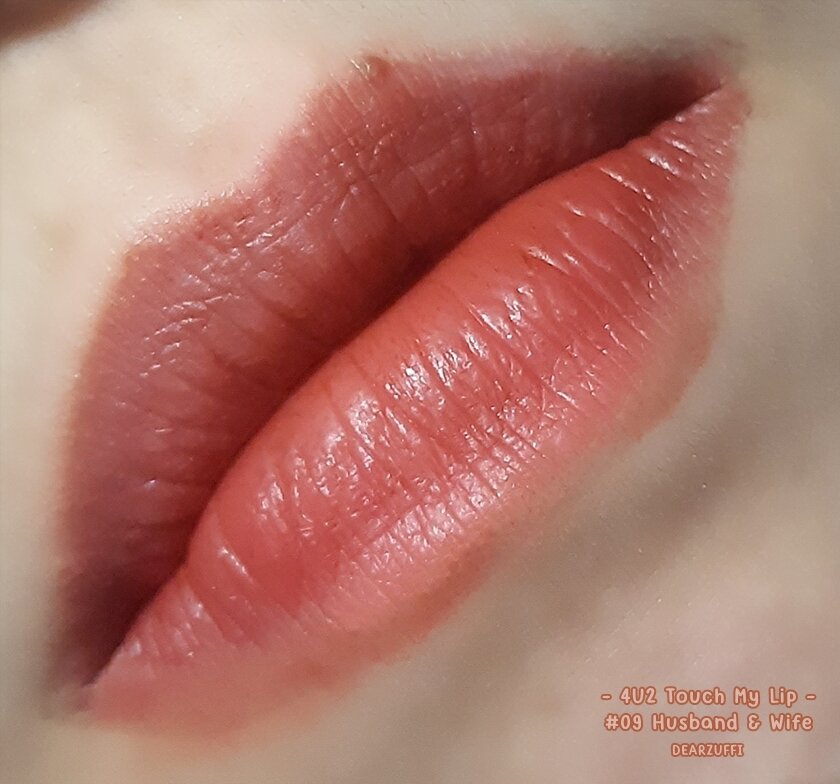 dearzuffi's tweet photo. ชอบความเนื้อนุ่มของลิปทินท์ #4U2 คอล Touch My Lip รุ่นใหม่นี้มาก เนื้อเนียนนุ่มสุด แถมสีชัดติดทน ��ป็นหัวฟองน้ำทาง่าย เบลนด์ง่าย สีเบอร์09 Husband&amp;Wife ออกโทนแดงส้มอิฐ สีสวยมาก สวอชบนปากแล้วสีจะละมุนมากขึ้น แนะนำว่าค่อยๆเบลนด์เพราะเม็ดสีแน่นดีมาก #ดีบอกต่อ https://t.co/EUDFvoOVXG