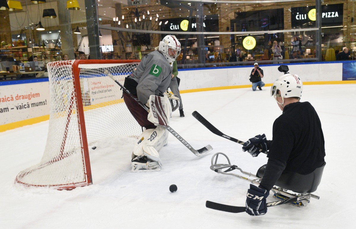 paraledushokejs's tweet image. Mēs esam #paraledushokejs
Esam piedzīvojuši krāšņus notikumus. 
Ar Tavu atbalstu #WhiteFriday pēc padēmijas ceram piedzīvot uzvaras! 
Par iekļaujošu dzīvi Latvijā, par pieejamu sportu!
Paldies @mobilly!