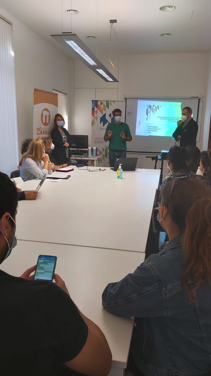 JonPlazaPerez's tweet photo. Gran acogida del evento #Ayuda al #ImpulsoEmpresarial del @malaga organizado por @cademalaga #ProyectoLunar. Gracias a los #emprendedores por su asistencia, a @ArrabalAID por su colaboración y a @promalaga por charla. Juntos mejoramos el servicio a las #empresas #malagueñas. https://t.co/bgkCUASE0f