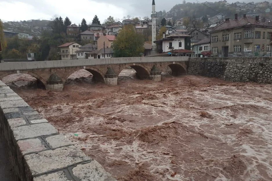 NedadMemic's tweet photo. Pretty wild scenes from #Bosnia's #Sarajevo this morning. After heavy storms and rainfalls last days, the rivers in the region are surging, some outskirts are already under water. Pic: the 16th century Šeher-Ćehajina Bridge on the Miljacka river in Sarajevo Old Town https://t.co/pZFRiLA9VX