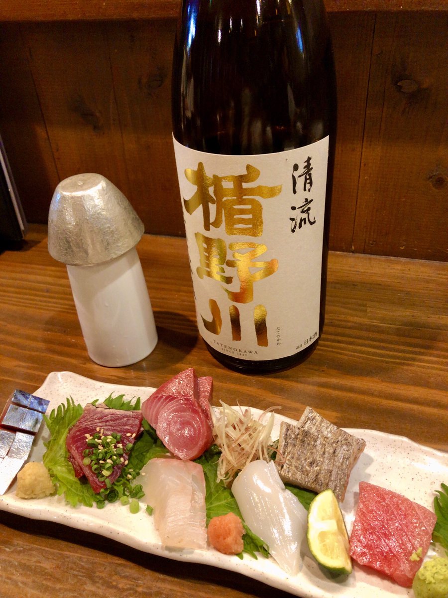 この一眼レフで撮ったみたいな丼、ガラスに張り付いて前のめりで見た。谷口ジロー見た後はお腹が空く 