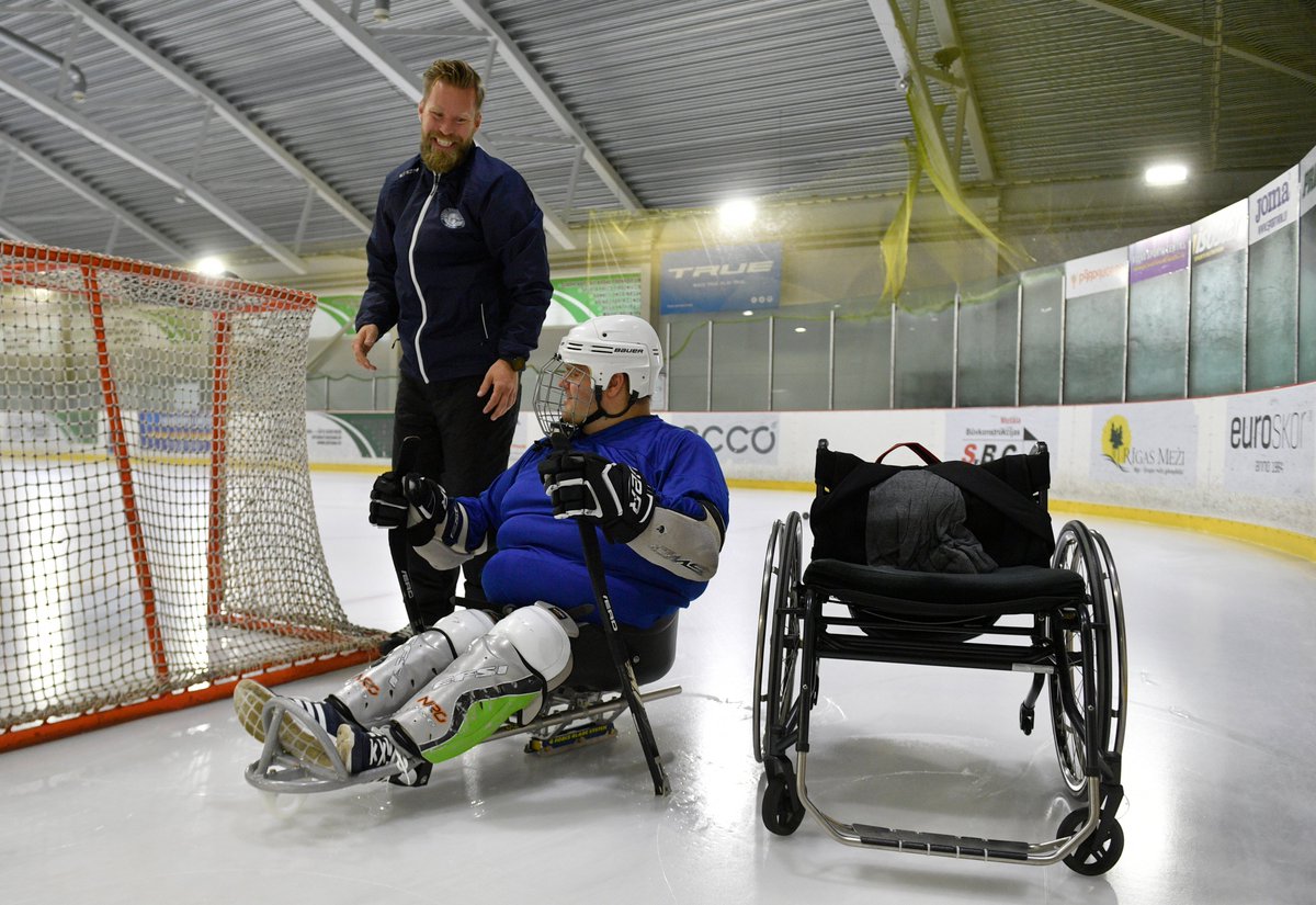 paraledushokejs's tweet image. Mēs esam #paraledushokejs
Esam piedzīvojuši krāšņus notikumus. 
Ar Tavu atbalstu #WhiteFriday pēc padēmijas ceram piedzīvot uzvaras! 
Par iekļaujošu dzīvi Latvijā, par pieejamu sportu!
Paldies @mobilly!