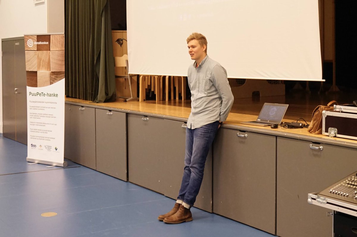 PuuPeTen innostajakiertue lähti käyntiin <a href="/KurikanKaupunki/">Kurikan kaupunki</a>:n Jurvan Yhtenäiskoululta. Miikka Kotilainen (Puuartisti Oy) kertoi yläkoululaisille miten itse päätyi puualalle👍. Hankkeessa mukana <a href="/TAO_ry/">Teknisten aineiden opettajat - TAO r.y.</a> <a href="/metsakeskus/">Suomen metsäkeskus</a> ja Puuteollisuusyrittäjät ry. #puupete 
metsakeskus.fi/fi/hankkeet/pu…