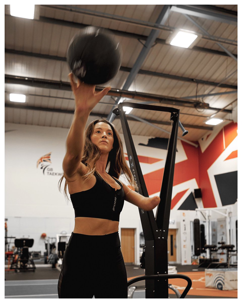 giacomo_wolf's tweet photo. 3 from the gym session with Amy Truesdale. #paralympian #gymportraits #manchesterportrait #photographer https://t.co/c2sb9PMVdQ