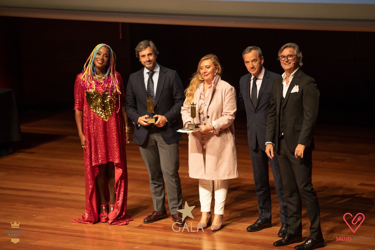 ILUNION's tweet photo. Nuestra cadena @Ilunionhotels recibe dos premios en la gala de los ‘Best Hotel Awards’
🏆Mejor Proyecto de Turismo Responsable
🏆Mejor Imagen de Marca Hotelera
¡Enhorabuena, equipo! 😍😍😍
#NoticiaWEB ➡️ https://t.co/SfzwmWs9uS https://t.co/LdiailKGnz