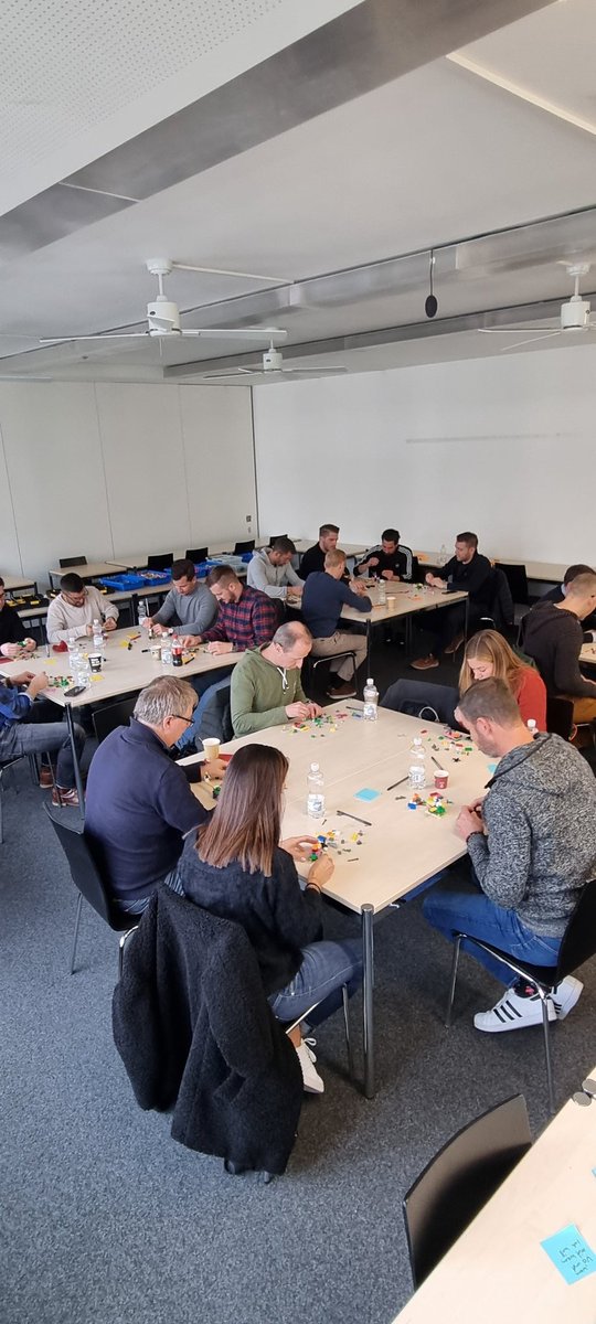 Day 3️⃣ #hwzdigitalfinace Study Tour <a href="/fhhwz/">HWZ Fachhochschule</a>: Wir spielen mit Lego. #Innovation #Mindset #Transformation Unser Experte <a href="/popovic_dejan/">Dejan Popovic</a> rockt 🚀🙌🏼