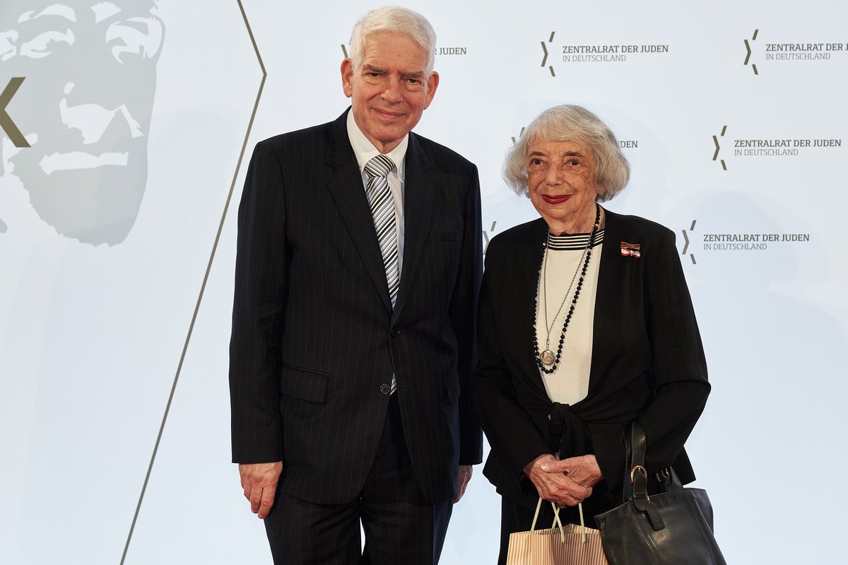 ZentralratJuden's tweet image. Masal Tow Margot Friedländer zum 100. Geburtstag! Was Sie für Deutschland, sowohl für die jüdische Gemeinschaft als auch für unsere Gesellschaft als Ganzes, geleistet hat, ist wahrlich bewundernswert. Mit ihrer Haltung als kämpferische Optimistin ist sie für uns ein Vorbild.