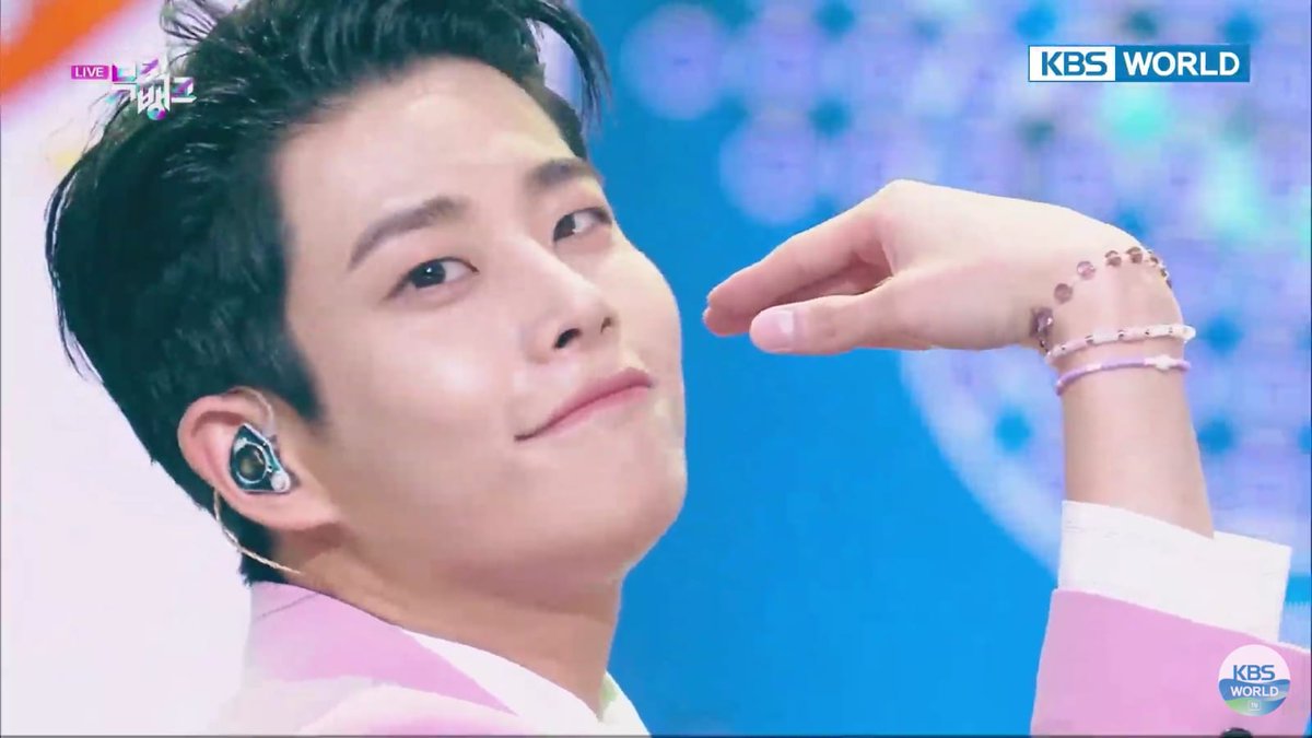 astrolatinfanb's tweet photo. #Aroha que les pareció la primera presentación de #MJ el día de hoy en Music Bank
Si no lo pudieron ver en vivo aquí les dejamos el link para que vayan a darle mucho apoyo

🔗https://t.co/DNYxgp2lpX

#MJ// #MJGetSetYoOutNow //#ASTRO //@offclASTRO https://t.co/vNCEsAd5fL