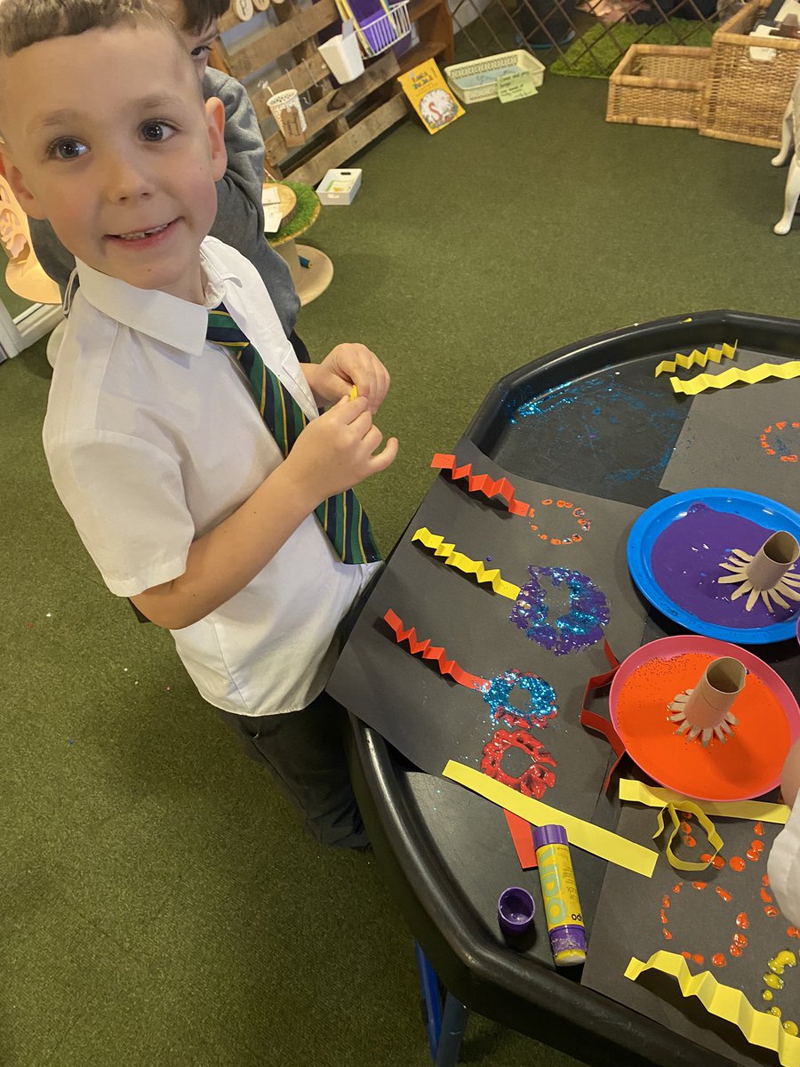 MRS_C_DOYLE's tweet image. Happy bonfire night from year 1 blue. As well as learning the #fireworkcode to stay safe we have created lots of art and craft linked to this fantastic day. These pictures are so good you can almost hear those fireworks! 💥 💥💥 #staysafe #bang #boom @MissAntrobus @mesne_lea