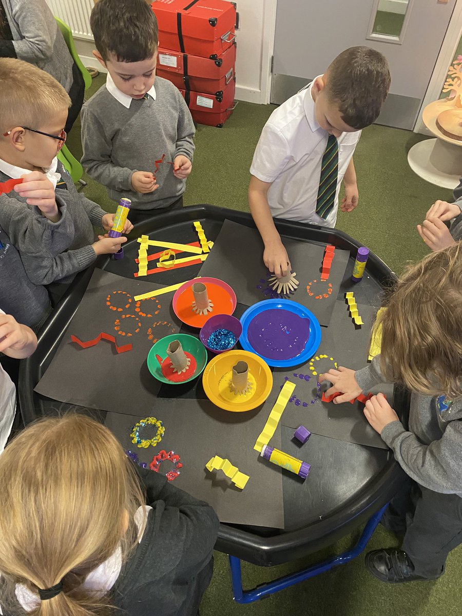 MRS_C_DOYLE's tweet image. Happy bonfire night from year 1 blue. As well as learning the #fireworkcode to stay safe we have created lots of art and craft linked to this fantastic day. These pictures are so good you can almost hear those fireworks! 💥 💥💥 #staysafe #bang #boom @MissAntrobus @mesne_lea