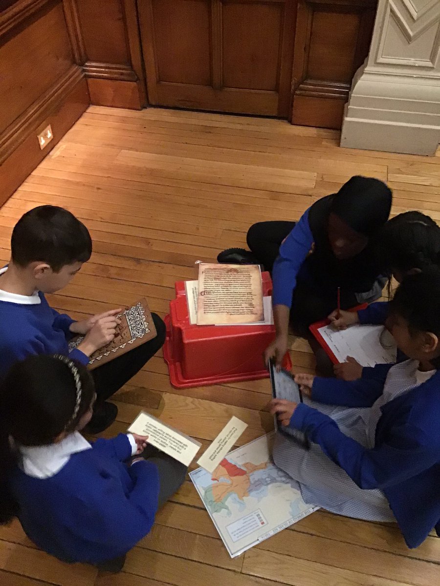 Lift_Feversham's tweet photo. Throwback to 03.11.2021 - Y6 went to @CartwrightHall for the #EarlyIslamicCivilisation workshop.
#calligraphy #artefacts #historians #awesomefacts 
@AlisaYates19 @BradfordMuseums @HistoricEngland @LivingHistoryUK @CreativeCallig @AETAcademies @bradford2025 https://t.co/2mSr01njZT