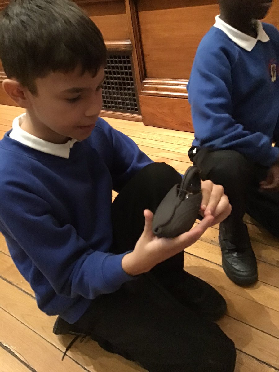 Lift_Feversham's tweet photo. Throwback to 03.11.2021 - Y6 went to @CartwrightHall for the #EarlyIslamicCivilisation workshop.
#calligraphy #artefacts #historians #awesomefacts 
@AlisaYates19 @BradfordMuseums @HistoricEngland @LivingHistoryUK @CreativeCallig @AETAcademies @bradford2025 https://t.co/2mSr01njZT
