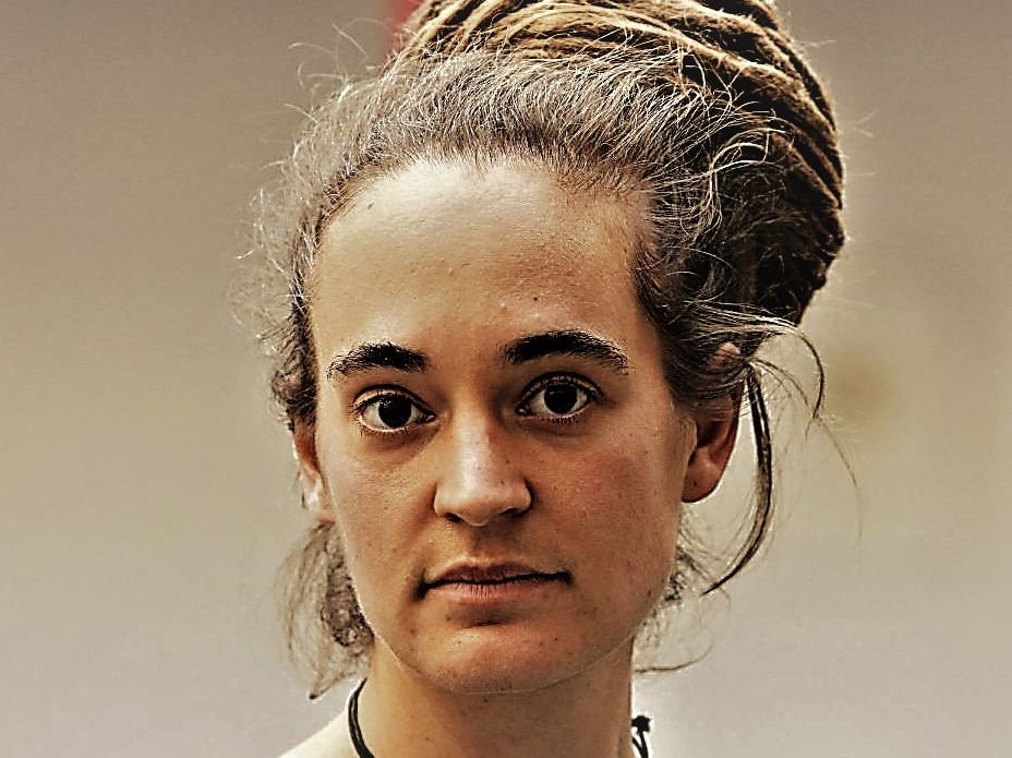 Ma che fogna di paese è, un paese che glorifica una cittadina tedesca che sperona una motovedetta della GdF e che tratta come un pericoloso criminale un ragazzo che manifesta pacificamente contro un governo sempre più dispotico e autoritario? #IoStoConPuzzer
