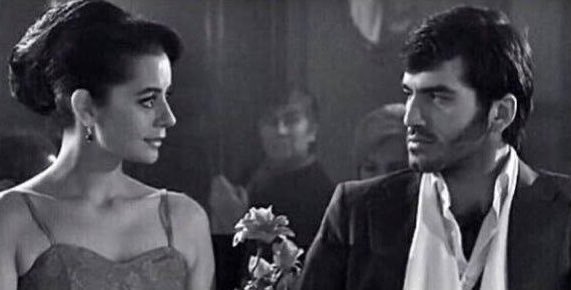 “Ben seni seviyorum. Seninle olmayacağım ama seni hiç unutmayacağım.''

🎬 Ezel