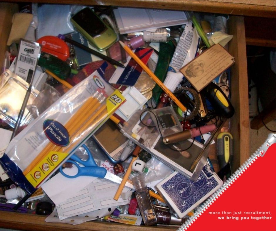 TrulyTailored's tweet photo. You know what a clean desk is a sign of? A cluttered desk drawer.
#FunnyFriday #Joke #Friday #recruitment #career #dreamjob #newjob #haveagoodweekend #Funny #desk #clutter #tidydesk #cleandeskpolicy #itsfunnybecauseitstrue #whichoneareyou https://t.co/b48IiK5U0R