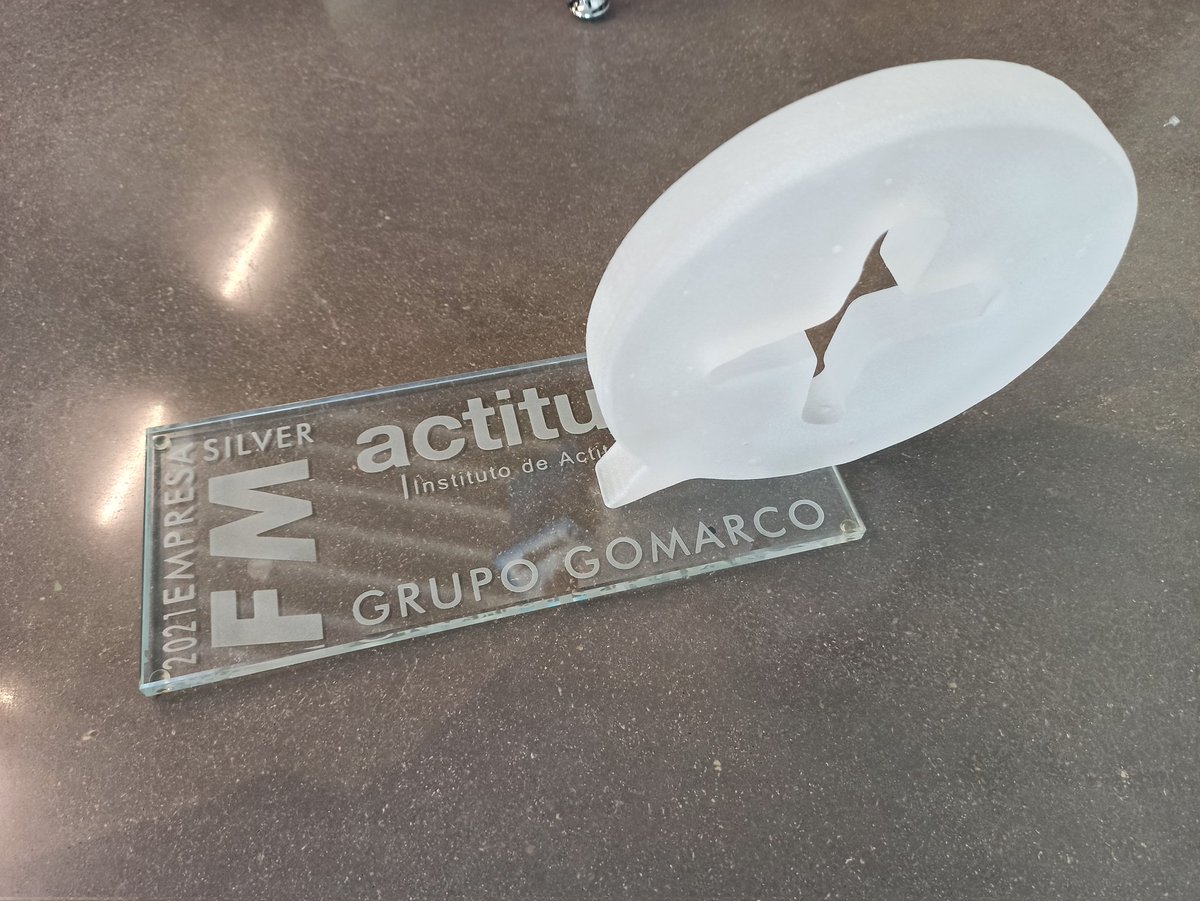 lucio_fl's tweet photo. Gracias @fabian_villena por este bonito reconocimiento a Gomarco Descanso. Sois unos cracks! #ActitudesPositivas #empresasFM https://t.co/EhA3AP893r