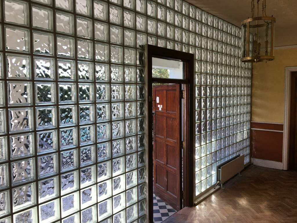 GlassBlockCo's tweet photo. The full front of a house built in Glass block. Very unique! 👌 

#glassblocks #glassblockco https://t.co/3AuhPUsYwu