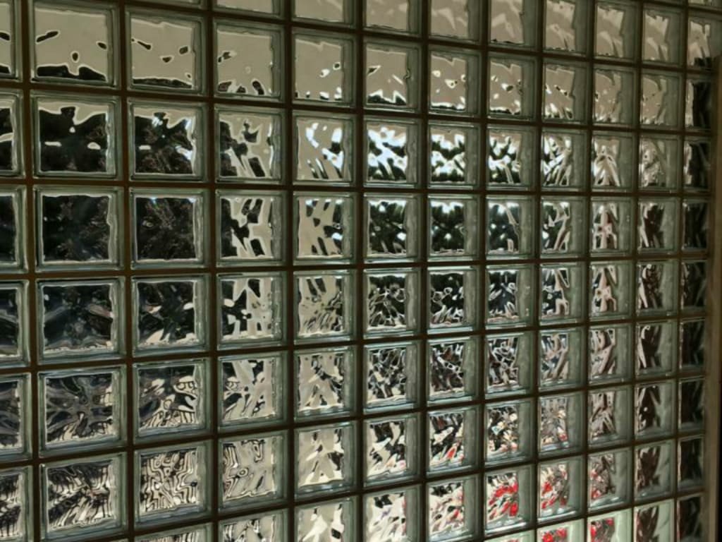 GlassBlockCo's tweet photo. The full front of a house built in Glass block. Very unique! 👌 

#glassblocks #glassblockco https://t.co/3AuhPUsYwu