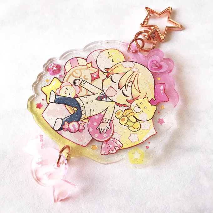 11/14(日)開催の司えむWEBオンリーで頒布予定のアクキーです🌟🍬えむちゃん側はいろんな手触りが楽しめて司くん側は全面ラメラメしてます🕺✨シールと名刺サイズのラメカードがおまけで付きます🙆‍♀️よろしくお願いします〜! #hoshiame 