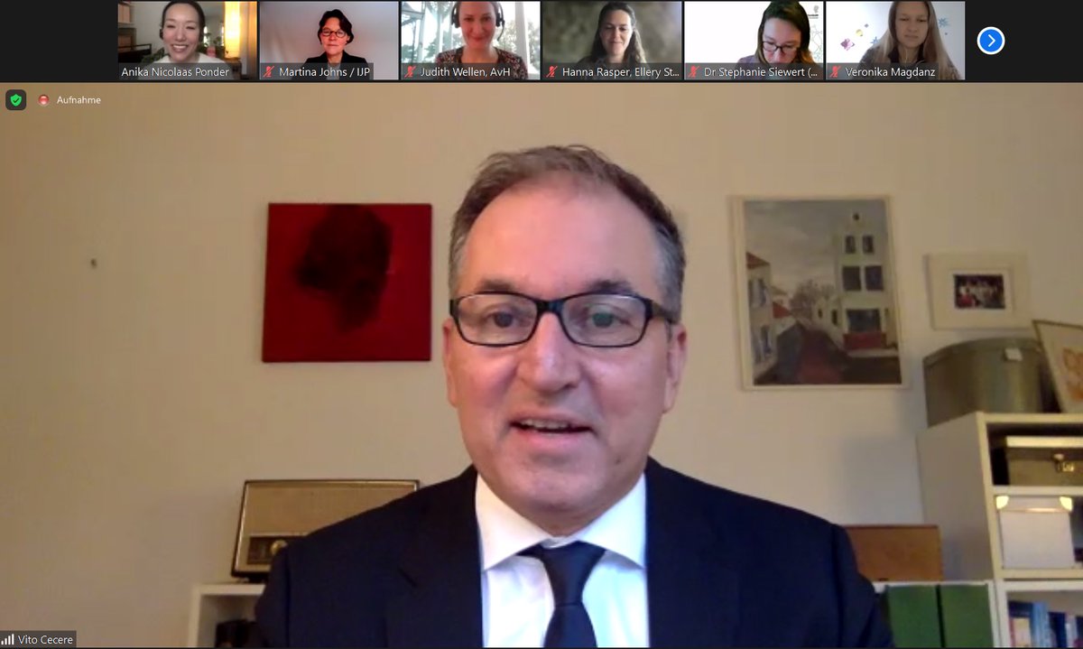 WellenJudith's tweet image. Jetzt geht‘s los: Nach der Eröffnung durch #VitoCecere @AA_Kultur @AuswaertigesAmt (Danke!) freuen wir uns auf unser viertes #ResearchComLab @AvHStiftung - diesmal zu #Zukunftstrends &amp;amp; sozialen Dimensionen innovativer digitaler Technologien. Stay tuned! 😊#SmartNewWorlds