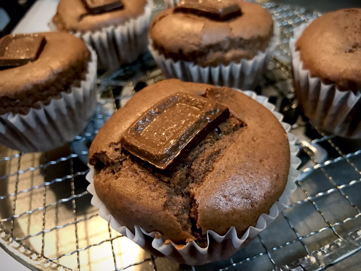 leaizu's tweet photo. 娘のおやつ🧁
米粉のチョコマフィン🍫
生地にも刻んだチョコが入ってるのでしっとりふわふわです♡
#グルテンフリー #米粉🌾 https://t.co/WPUmN6QtZ5