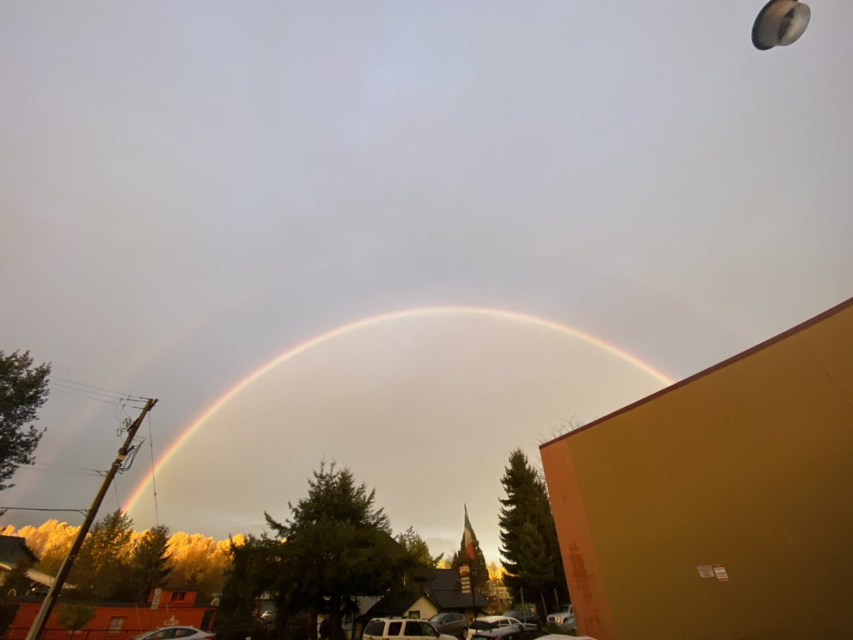 Jackieg16694752's tweet photo. The sky was a spectacular sight tonight with a rainbow! https://t.co/R1rR3ucK4q