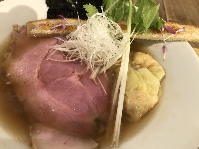 中野『LABO麺』にて、期間限定・秋刀魚と甘海老のラーメン!
秋刀魚節の薫香が良いですね。
カラスミをまぶしたバゲットがいかにも創作ラーメン感が出ていて面白いです。まだまだ色んなラーメンを出してるみたいなので、通わねばですね〜☺️ 