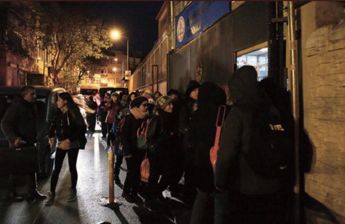 Elini attığı her yeri kurutan dahi damadın, “enerji tasarrufu” deyip. başımıza bela ettiği kalıcı yaz saati saçmalığı bitsin artık..! 
İnsanların psikolojisini alt üst ettiniz.!

#KaranlıktanÇıkışVar