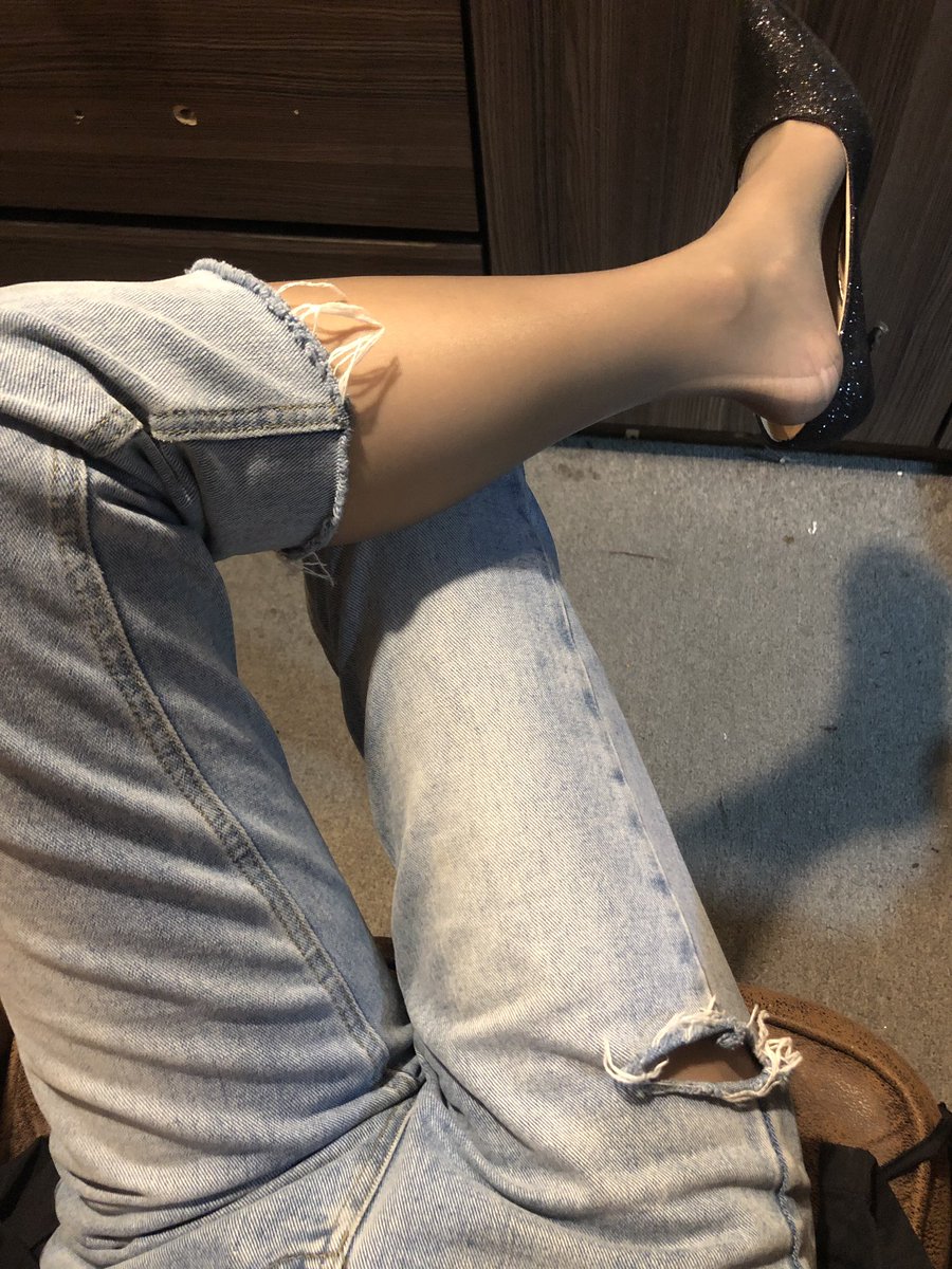 kulisi_s's tweet photo. 裤里丝，yyds
一天就勾丝了
#pantyhose #stockings 
#shinypantyhose #legs #leggings #性感 #足控 #黑丝 #恋足 #丝袜 #肉丝 #丝袜调教

投稿大佬
@wqganenshi 
@code9521 
@Fengsiyuan 
@Picturetime123 https://t.co/5kUs4jBX1d
