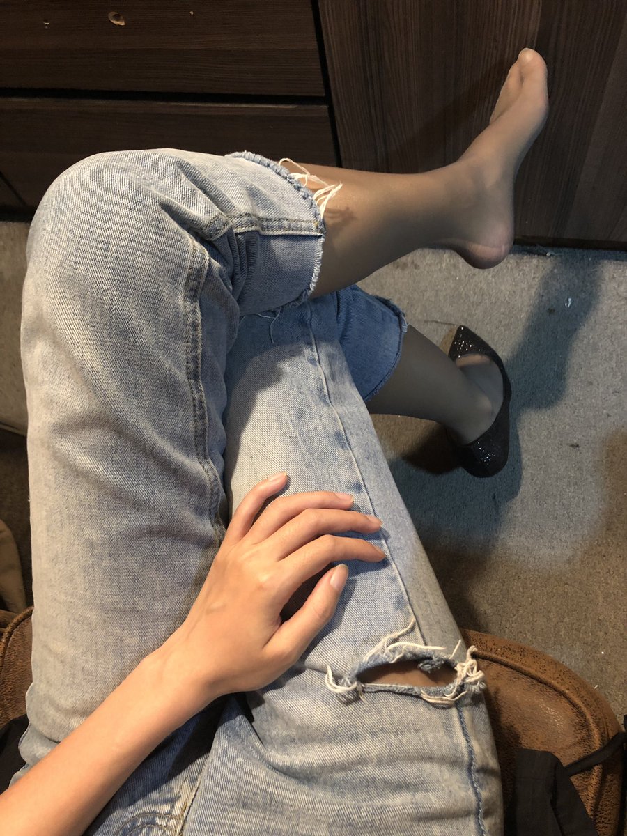 kulisi_s's tweet photo. 裤里丝，yyds
一天就勾丝了
#pantyhose #stockings 
#shinypantyhose #legs #leggings #性感 #足控 #黑丝 #恋足 #丝袜 #肉丝 #丝袜调教

投稿大佬
@wqganenshi 
@code9521 
@Fengsiyuan 
@Picturetime123 https://t.co/5kUs4jBX1d