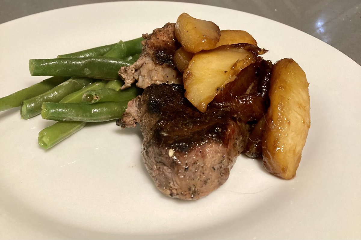 craiggers5's tweet photo. Grilled fillet mignon with carmelized apples and green beans. 🚬.

#InTheKitchenWithCraig https://t.co/7fmM38dRna