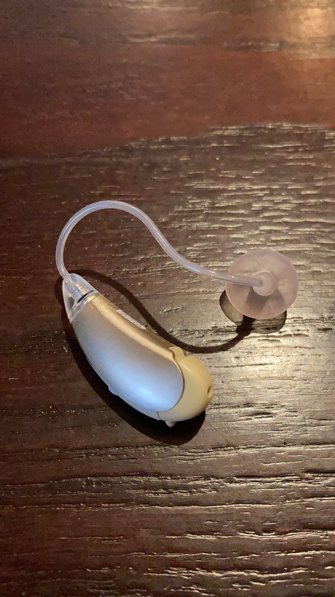QuintArrow's tweet photo. ランチのお客様で、補聴器忘れてっちゃった人がいる😭困ってないかな〜😭心配だな〜😭大丈夫かな〜😭持ち主に届け俺の思いw
#QuintArrow #八丁堀 #補聴器 #忘れ物 #ランチ https://t.co/VRNGc69iYh