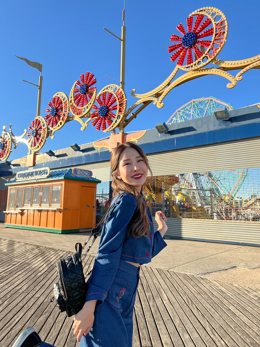 brinkkty's tweet photo. ดีใจที่ได้มามากๆ ที่ new york ตอนนี้คือค่อนข้างปกติมาก ล่าสุดไปงาน halloween เดินขบวนพาเหรดมาก็คือคนแน่นไม่ไหว https://t.co/bokguhuYou