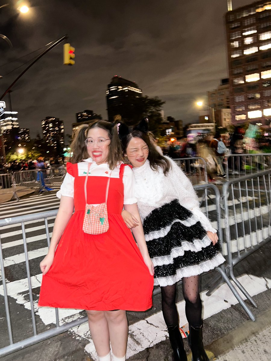 brinkkty's tweet photo. ดีใจที่ได้มามากๆ ที่ new york ตอนนี้คือค่อนข้างปกติมาก ล่าสุดไปงาน halloween เดินขบวนพาเหรดมาก็คือคนแน่นไม่ไหว https://t.co/bokguhuYou