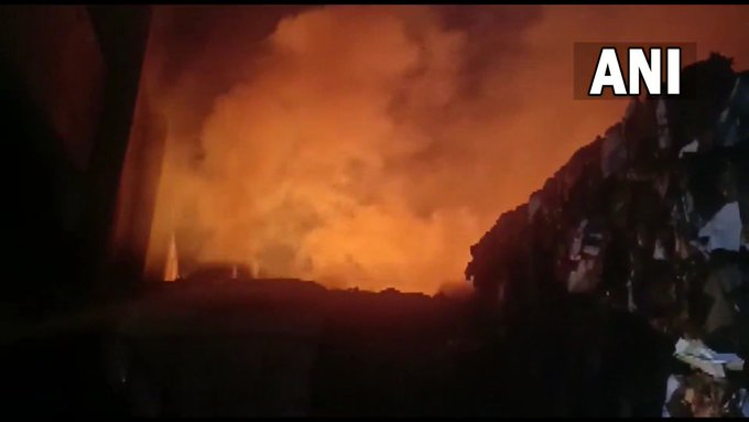 Konarknewsodia's tweet photo. #Valsad,Gujarat | #Fire_breaks out at a #paper_mill in #Vapi. About 8 to 10 fire tenders at the spot; fire continues to expand. No injuries as of now. https://t.co/qicp6X0Osr