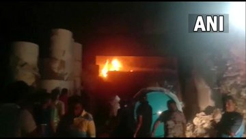 Konarknewsodia's tweet photo. #Valsad,Gujarat | #Fire_breaks out at a #paper_mill in #Vapi. About 8 to 10 fire tenders at the spot; fire continues to expand. No injuries as of now. https://t.co/qicp6X0Osr